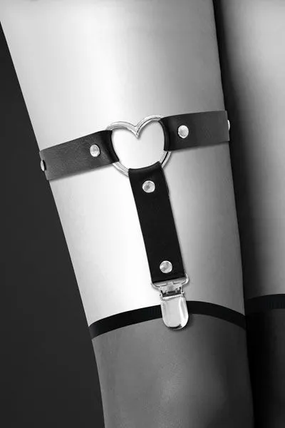 Гартер на ногу Bijoux Pour Toi - WITH HEART Black, екошкіра з металевим сердечком