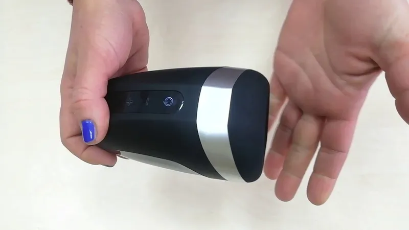 Мастурбатор Satisfyer Men Heat Vibration з підігрівом та вібрацією, чорний