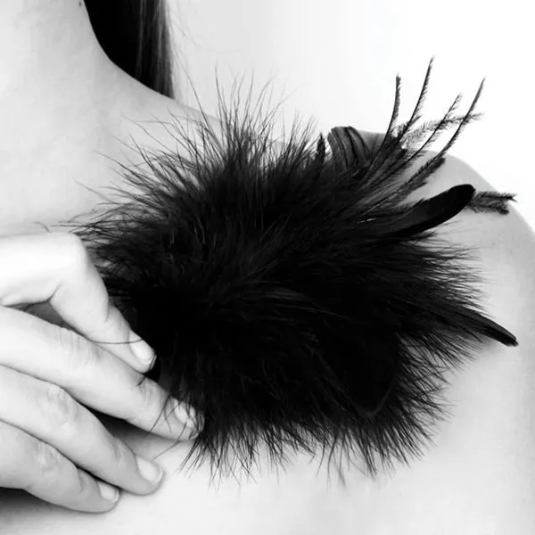 Лоскотка-метелик Bijoux Indiscrets Pom Pom feather tickler, чорна